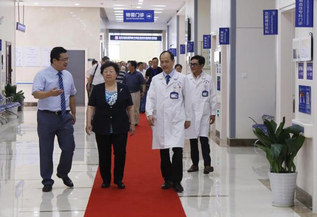 上海市政协学习组调研基层医院 改变社会办医“办好难”观念