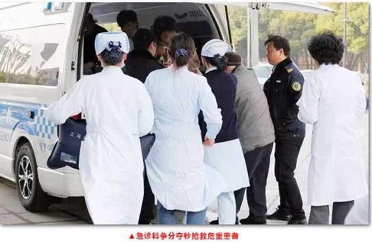 图:急诊科医护人员争分夺秒抢救危重病人。