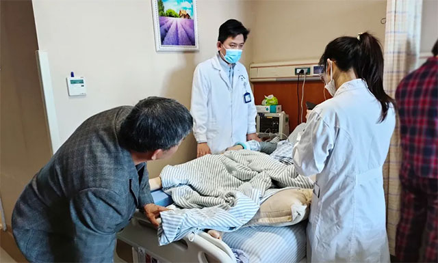 张琪博士在查房