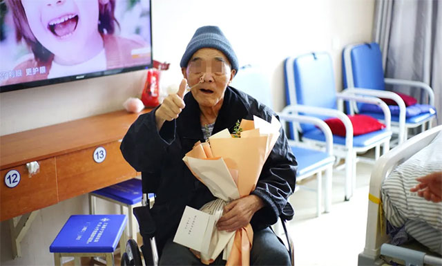 大年初一一大早,7A病区住院病患王某收到了远在四川乐山老战友送来的鲜花“向日葵”非常高兴